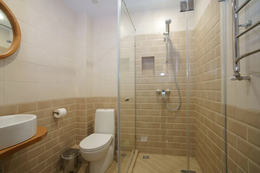 Современная ванная комната с душевой