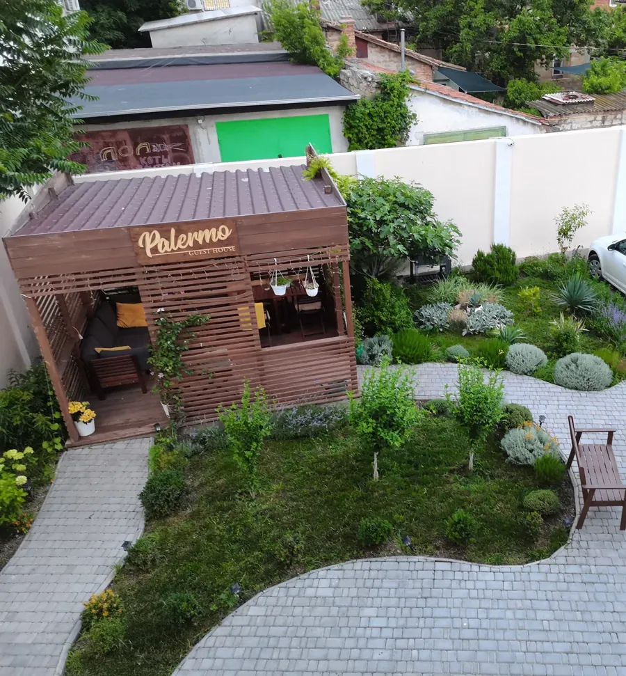 Беседка Palermo Guest House и зелёная территория во дворе