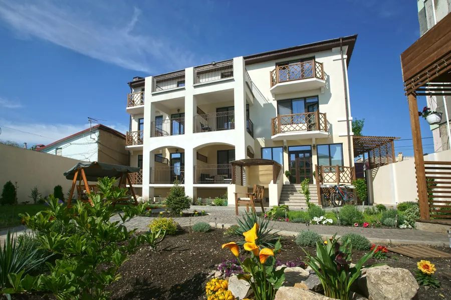 Фасад гостевого дома Palermo с садом и внутренним двором